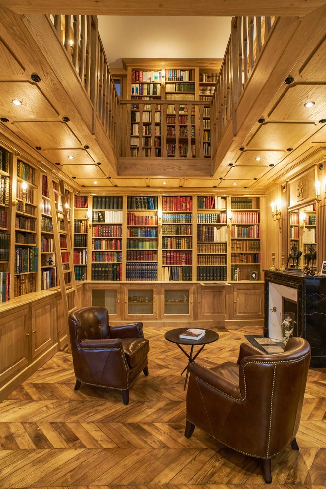 Ejemplo de sala de estar con biblioteca tipo loft clásica con paredes marrones, suelo de madera en tonos medios, todas las chimeneas y suelo marrón