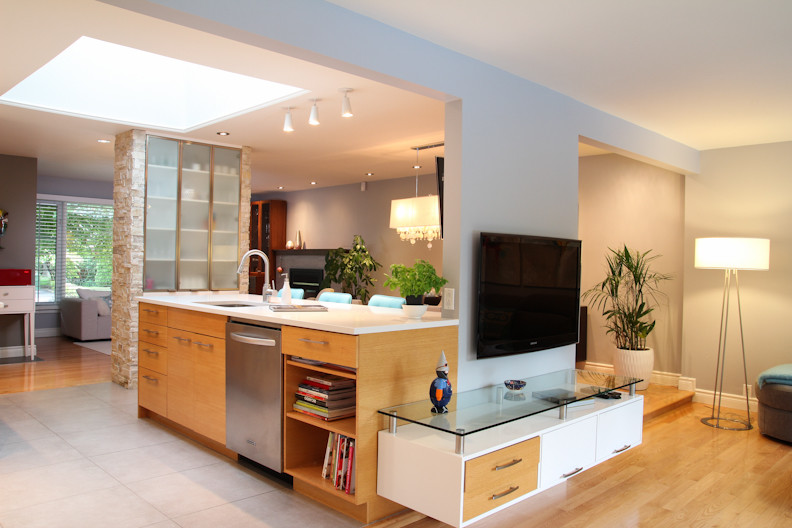 Ejemplo de sala de estar con barra de bar abierta contemporánea de tamaño medio con paredes grises, suelo de madera clara, televisor colgado en la pared y suelo beige