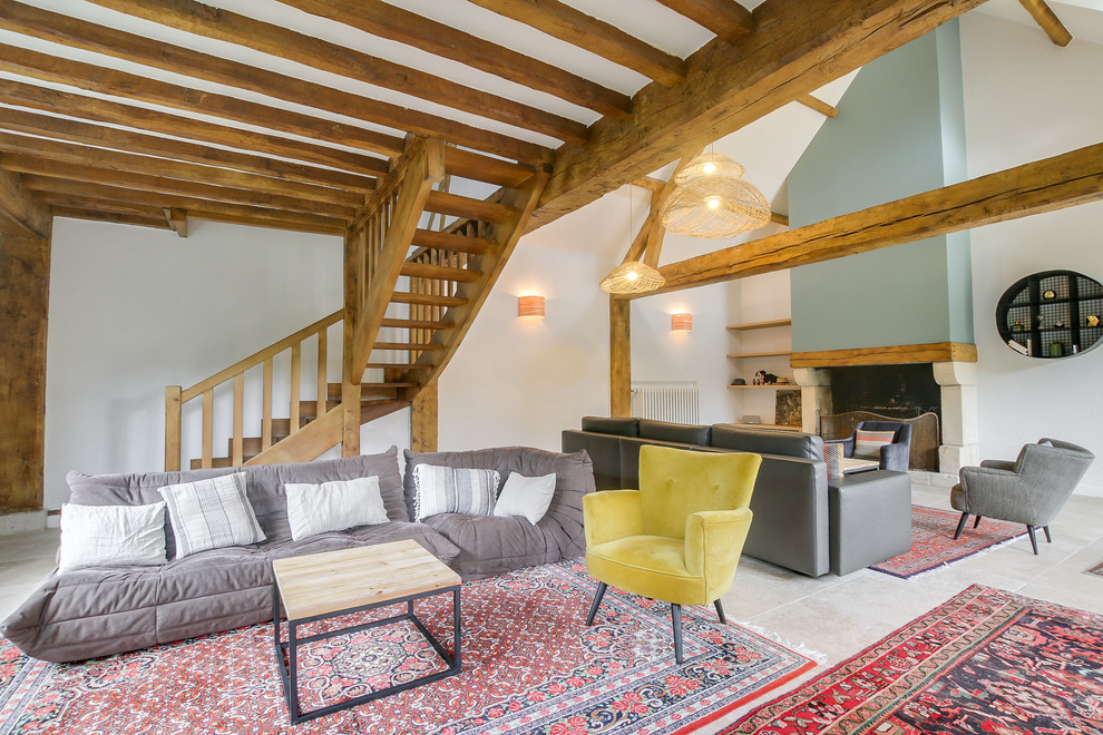 Großes Eklektisches Wohnzimmer im Loft-Stil mit weißer Wandfarbe, Marmorboden, Kamin, Kaminumrandung aus Stein, Eck-TV und beigem Boden in Paris