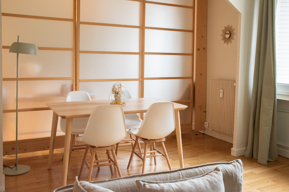 Ejemplo de sala de estar abierta escandinava de tamaño medio sin chimenea con paredes verdes, suelo de madera oscura y televisor independiente