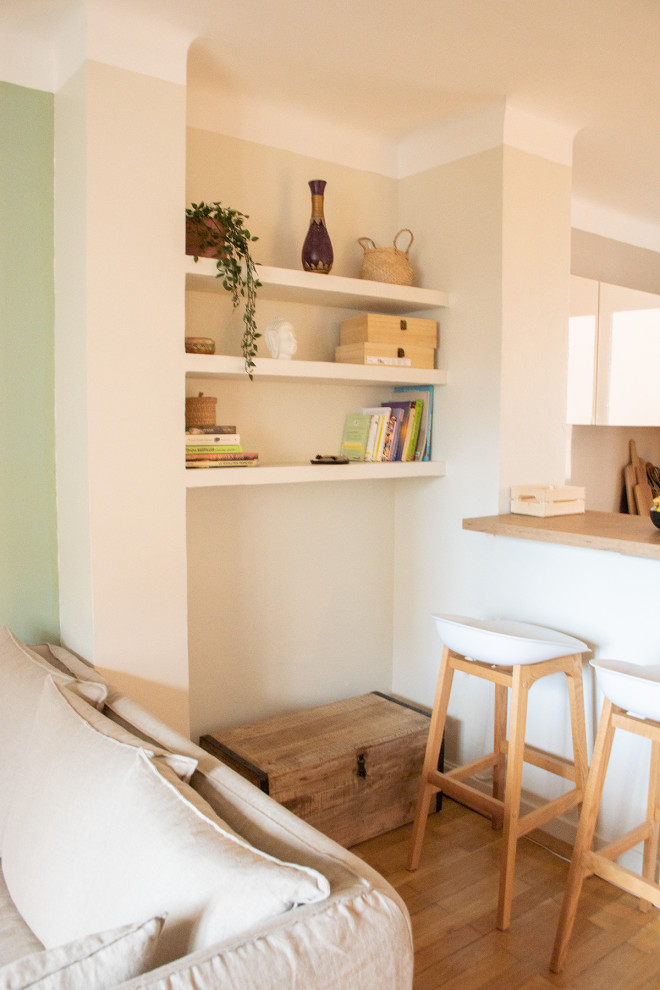 Imagen de sala de estar abierta escandinava de tamaño medio sin chimenea con paredes verdes, suelo de madera oscura y televisor independiente
