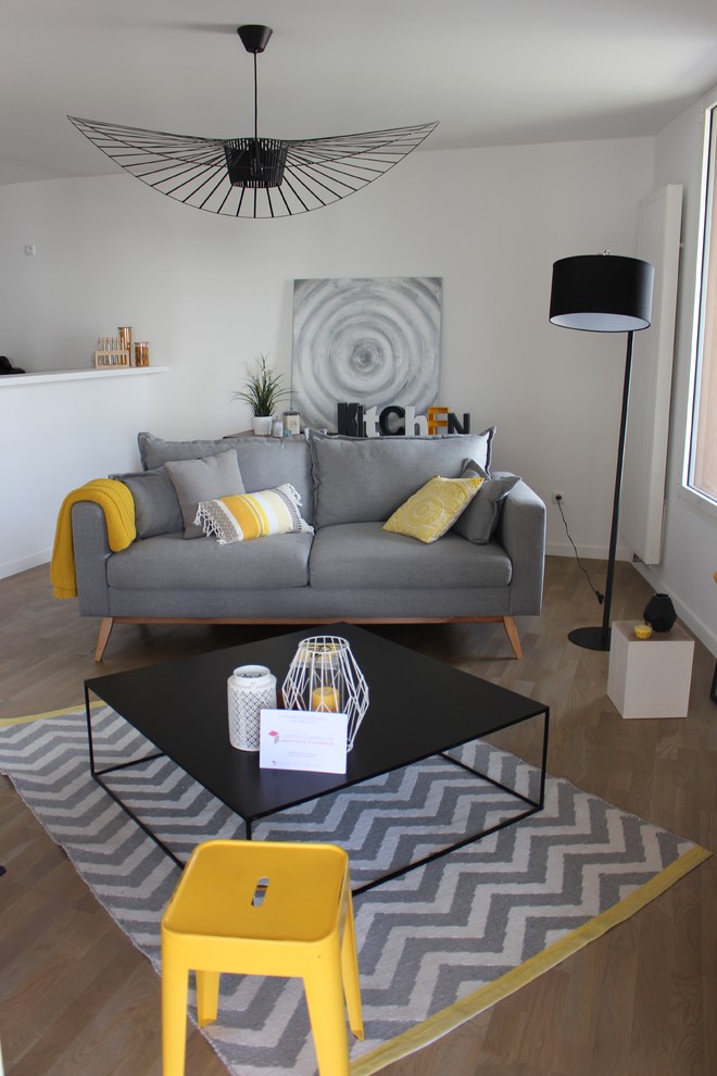 Aménagement d'une salle de séjour contemporaine de taille moyenne et ouverte avec un mur blanc, parquet clair et un sol beige.