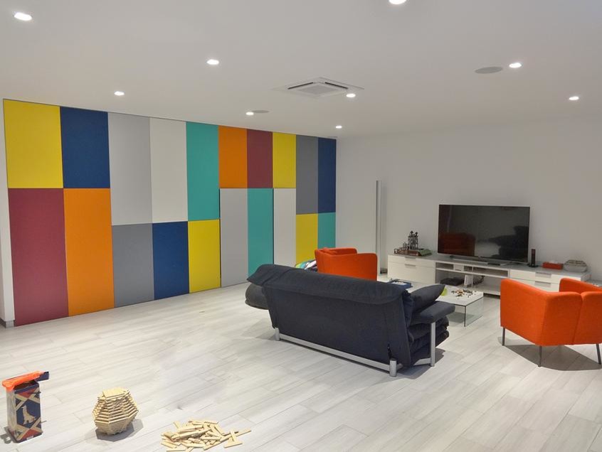 Idéer för stora eklektiska allrum, med flerfärgade väggar, ljust trägolv, en fristående TV och grått golv