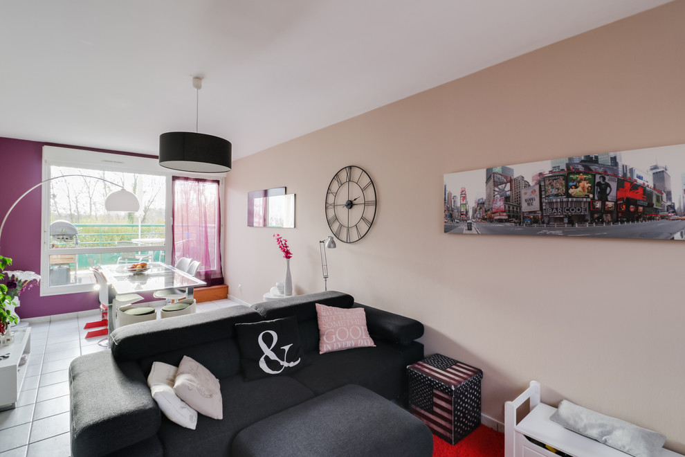 Exemple d'une salle de séjour tendance de taille moyenne et ouverte avec un mur beige, un sol en carrelage de céramique, un téléviseur indépendant et un sol blanc.
