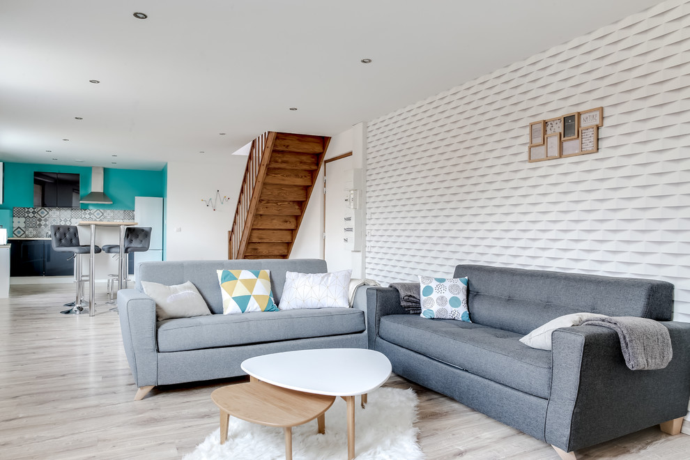 Immagine di un grande soggiorno scandinavo aperto con pareti bianche e pavimento in laminato