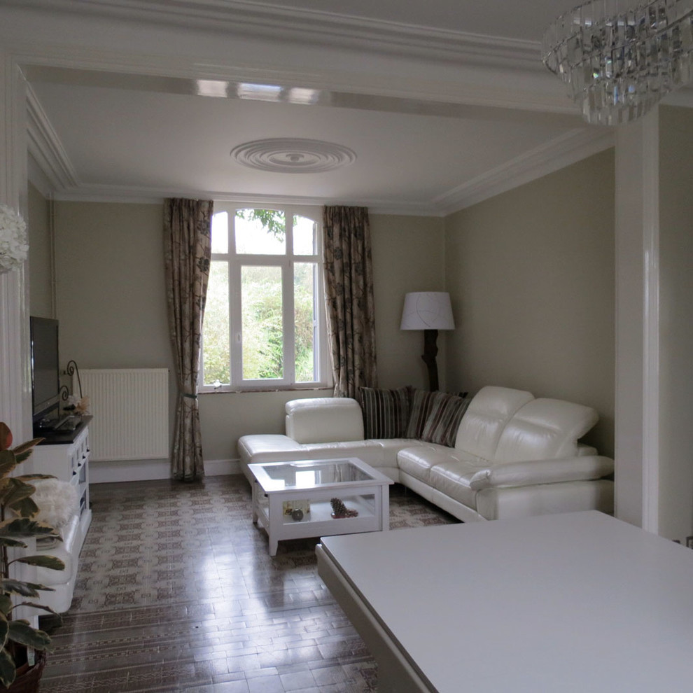 Imagen de sala de estar cerrada tradicional renovada grande con paredes beige, suelo de baldosas de terracota, todas las chimeneas y marco de chimenea de piedra