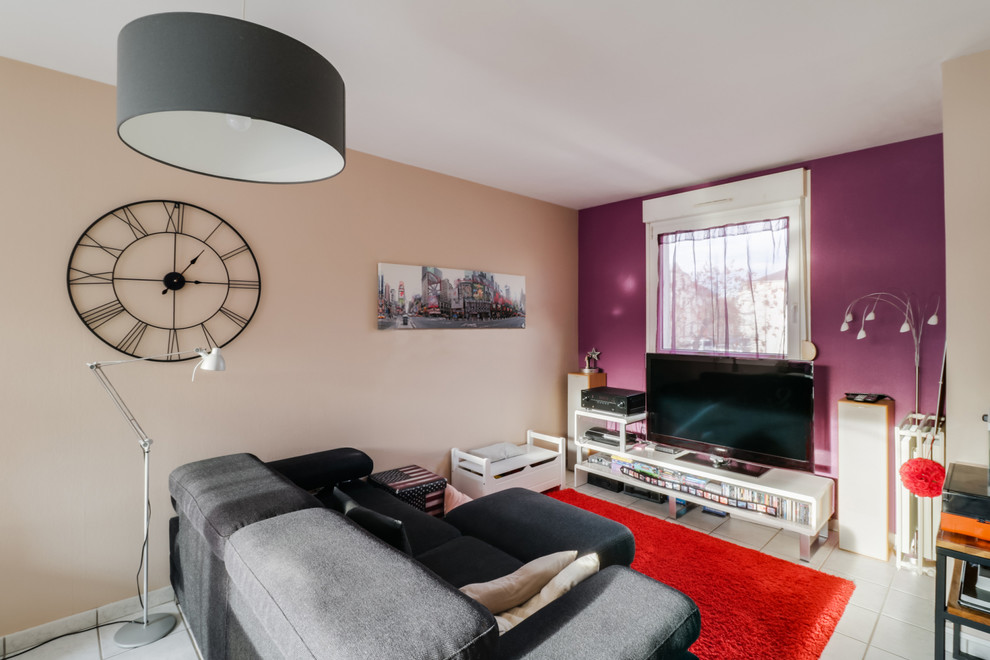 Aménagement d'une salle de séjour contemporaine de taille moyenne et ouverte avec un mur beige, un sol en carrelage de céramique, un téléviseur indépendant et un sol blanc.