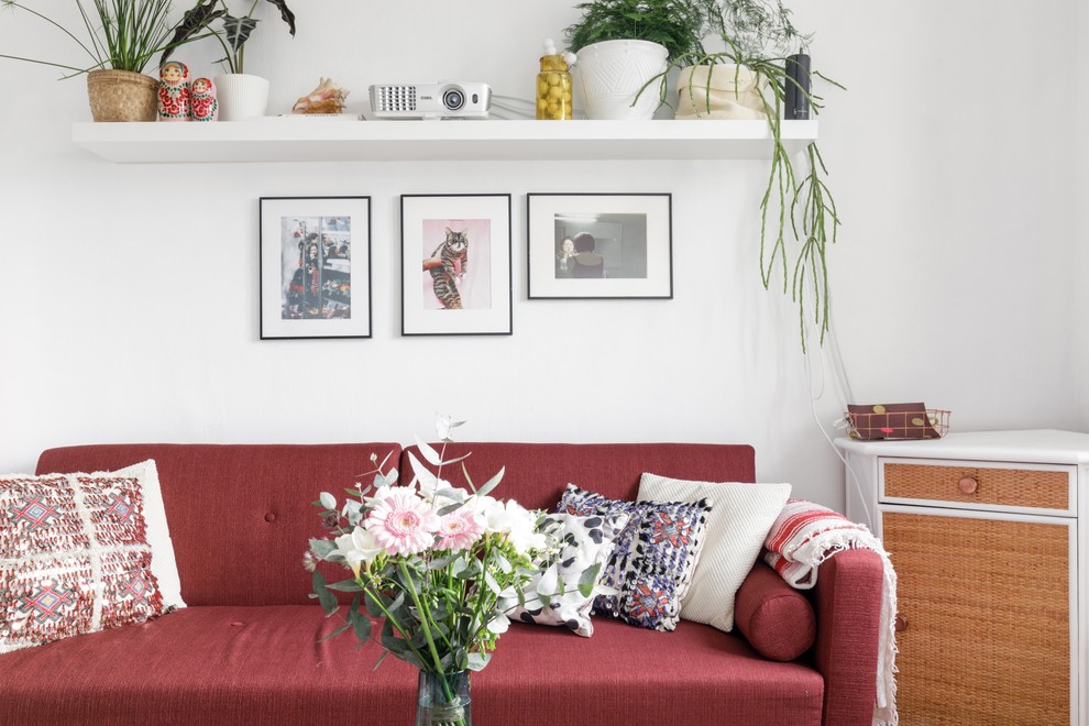 Small eclectic enclosed family room photo in Lyon with a wall-mounted tv