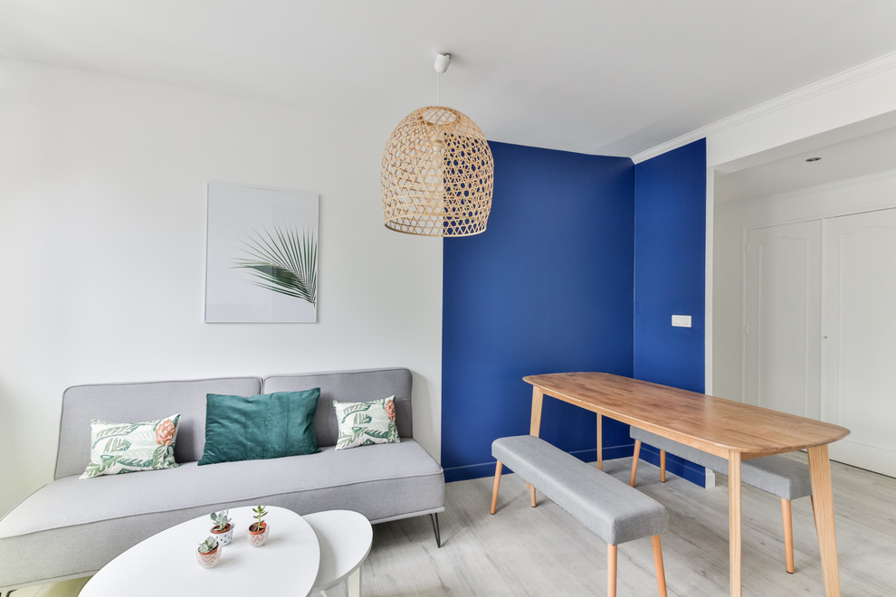 Свежая идея для дизайна: открытая гостиная комната среднего размера в скандинавском стиле с синими стенами, полом из линолеума, отдельно стоящим телевизором и бежевым полом без камина - отличное фото интерьера