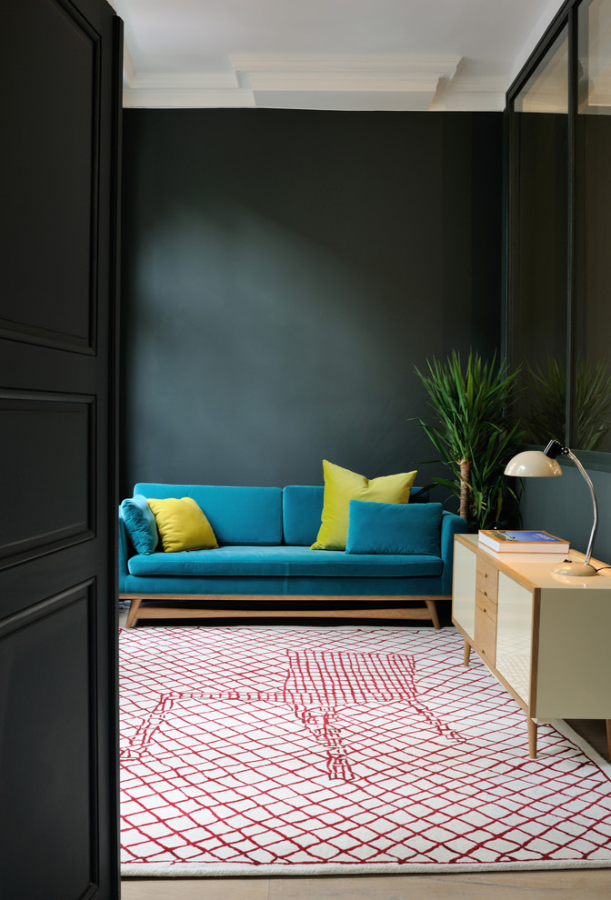 Mittelgroßes, Fernseherloses, Abgetrenntes Modernes Wohnzimmer ohne Kamin mit grüner Wandfarbe und braunem Holzboden in Paris