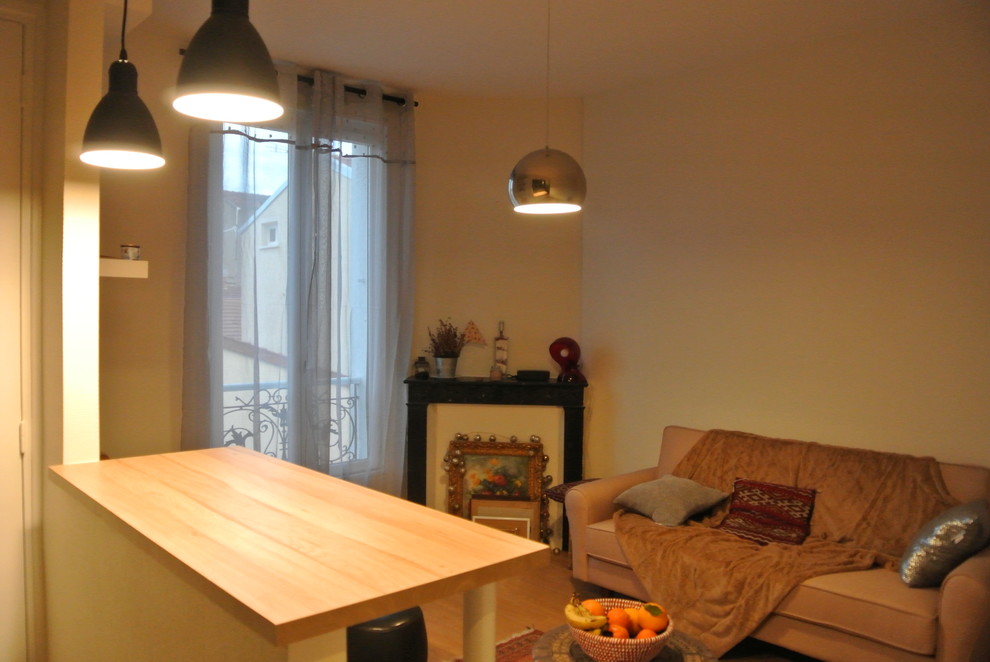 Modelo de sala de estar abierta actual pequeña con paredes blancas, suelo de madera clara, chimenea de esquina y marco de chimenea de piedra