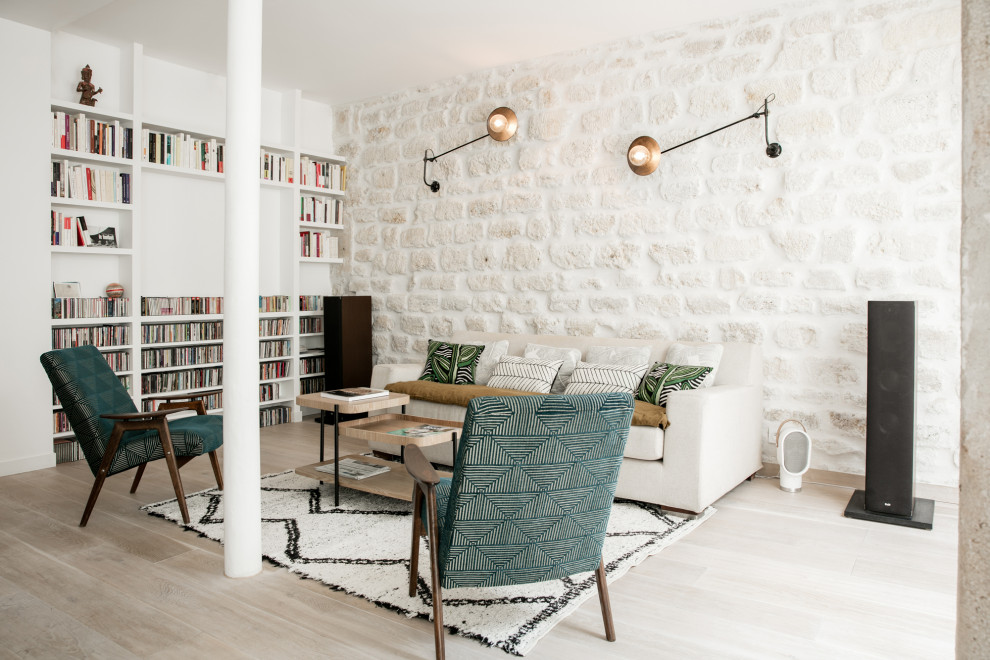 Immagine di un soggiorno scandinavo con pareti beige e parquet chiaro