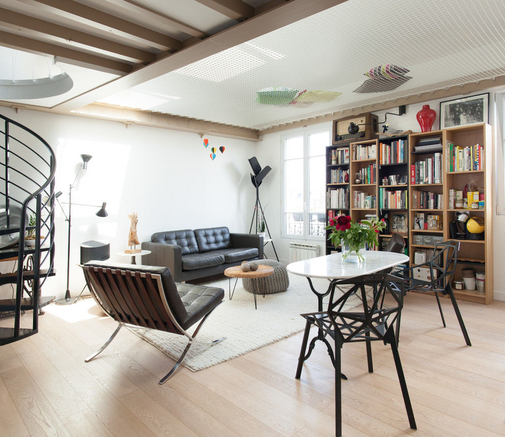 Ejemplo de sala de juegos en casa nórdica sin chimenea y televisor con paredes blancas y suelo de madera clara