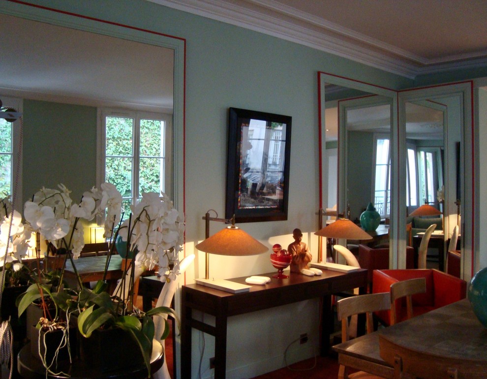 Großes, Offenes Shabby-Chic Wohnzimmer ohne Kamin mit grüner Wandfarbe, Teppichboden, freistehendem TV und buntem Boden in Paris