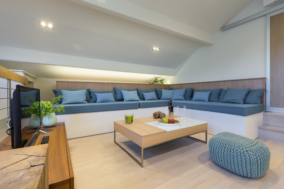 Réalisation d'une salle de séjour marine avec un mur blanc, parquet clair, un téléviseur indépendant et un sol beige.