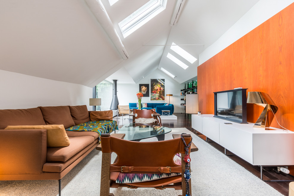 Offenes Stilmix Wohnzimmer mit oranger Wandfarbe und dunklem Holzboden in Nancy