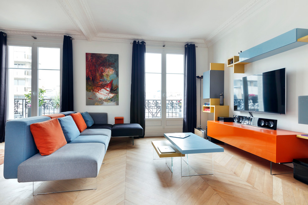 Offenes, Großes Nordisches Wohnzimmer ohne Kamin mit weißer Wandfarbe, hellem Holzboden und TV-Wand in Paris