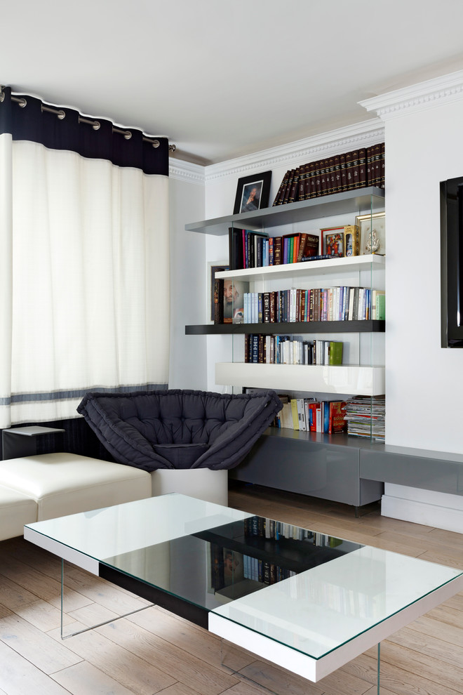 Diseño de sala de estar con biblioteca nórdica grande con paredes blancas y suelo de madera clara