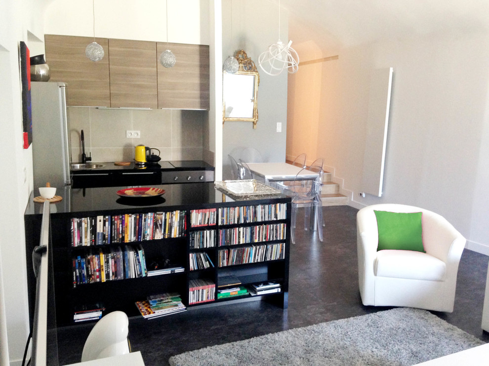 Ejemplo de sala de estar con biblioteca abierta actual pequeña con paredes grises, suelo de linóleo, televisor independiente y suelo negro