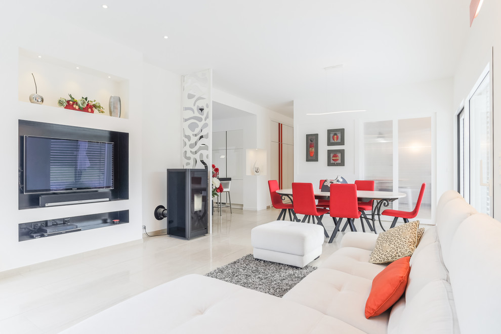 Cette image montre une salle de séjour design ouverte avec un mur blanc, un téléviseur fixé au mur et un sol blanc.