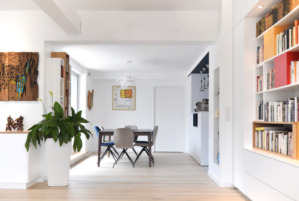 Idee per un grande soggiorno minimal con pareti bianche, parquet chiaro, stufa a legna, TV nascosta, pavimento beige e travi a vista
