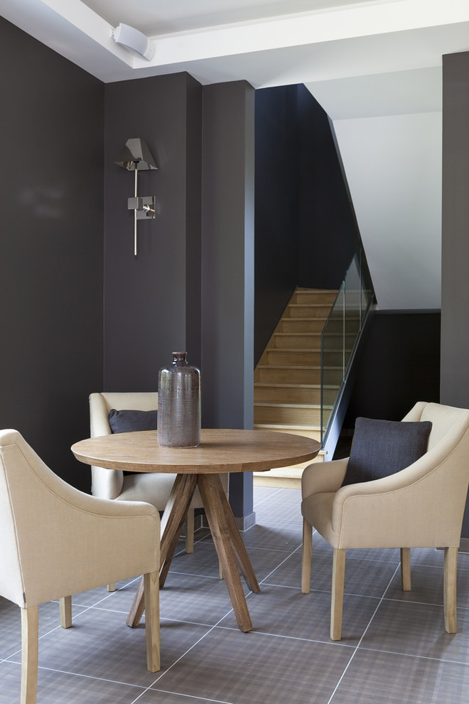 Mittelgroßes, Fernseherloses, Offenes Modernes Wohnzimmer mit grauer Wandfarbe und Keramikboden in Sonstige