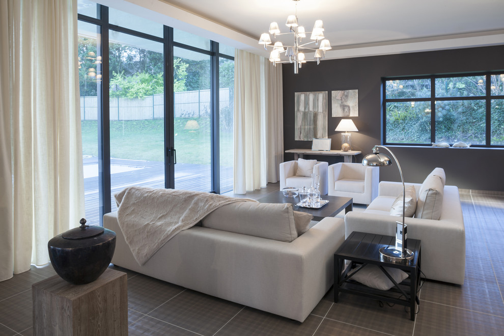 Imagen de sala de estar abierta contemporánea de tamaño medio con paredes grises y suelo de baldosas de cerámica