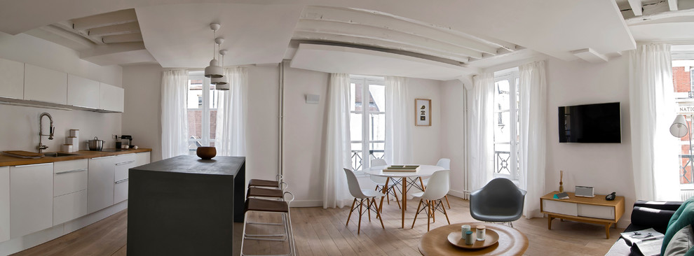 Family room - scandinavian family room idea in Paris