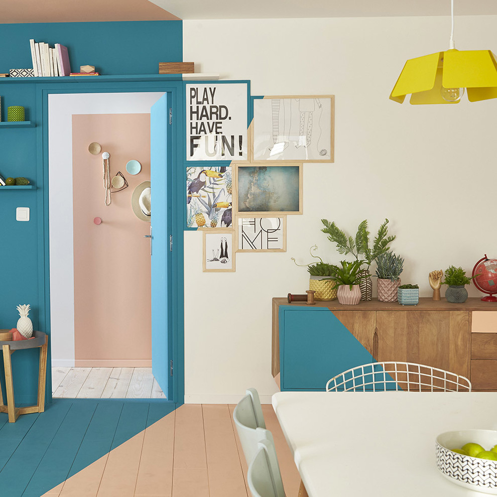 Источник вдохновения для домашнего уюта: открытая гостиная комната среднего размера в стиле модернизм с разноцветными стенами и деревянным полом без камина, телевизора