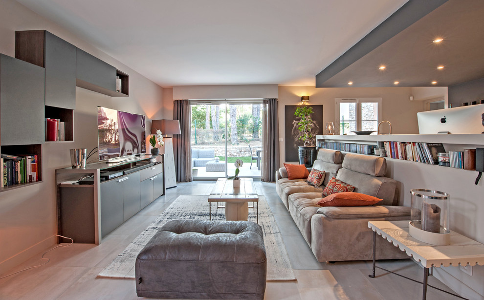 Стильный дизайн: открытая гостиная комната среднего размера в современном стиле с серыми стенами, отдельно стоящим телевизором и серым полом - последний тренд