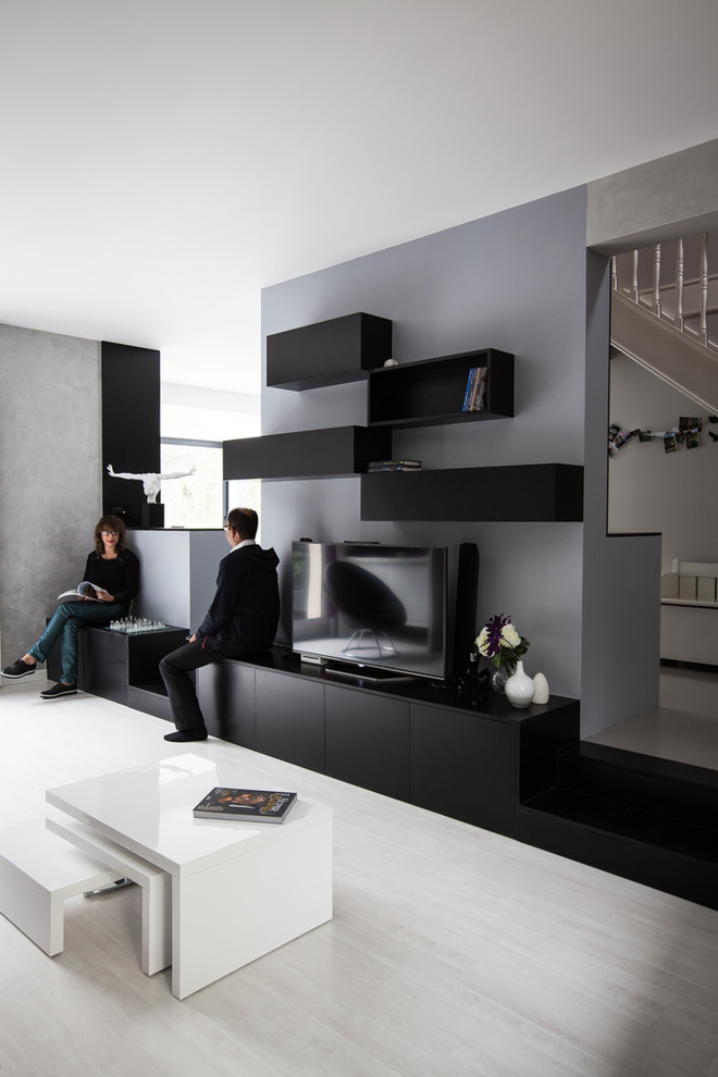 На фото: открытая гостиная комната в современном стиле с серыми стенами с