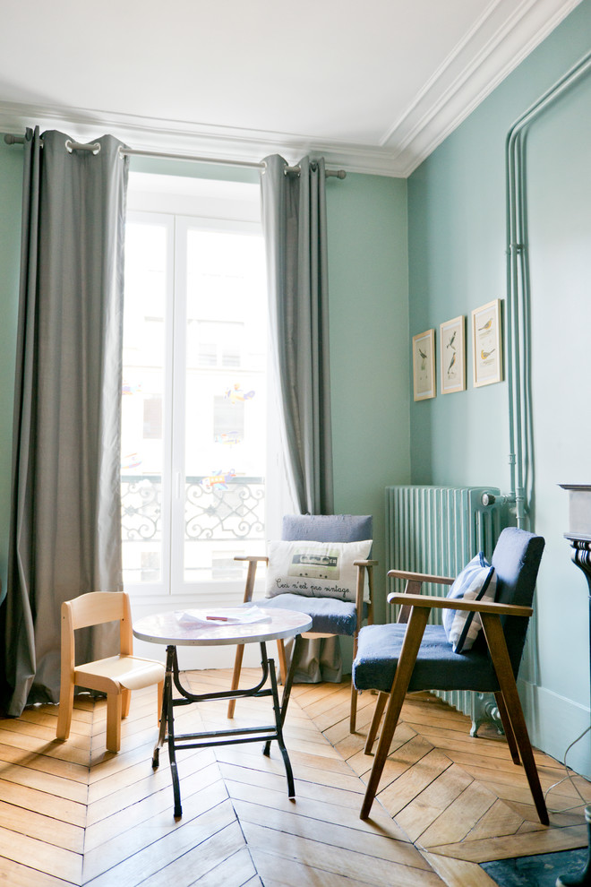 На фото: открытая гостиная комната среднего размера в современном стиле с синими стенами и паркетным полом среднего тона без камина, телевизора