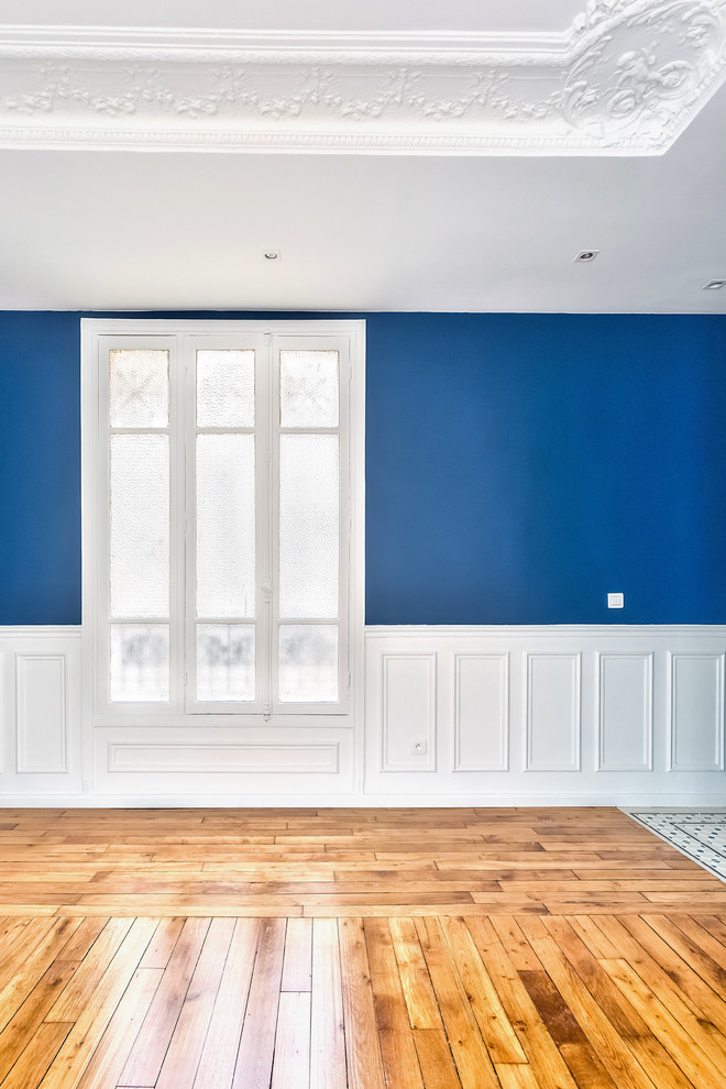 Großes, Offenes Klassisches Wohnzimmer mit blauer Wandfarbe, braunem Holzboden und braunem Boden in Paris