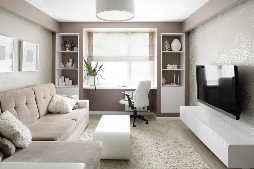 Идея дизайна: гостиная комната в современном стиле с светлым паркетным полом, телевизором на стене и разноцветными стенами