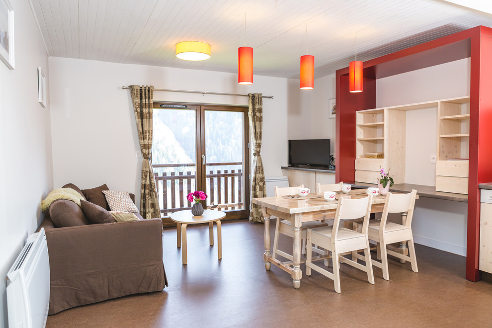Mittelgroßes, Offenes Nordisches Wohnzimmer mit roter Wandfarbe, Linoleum, freistehendem TV und braunem Boden