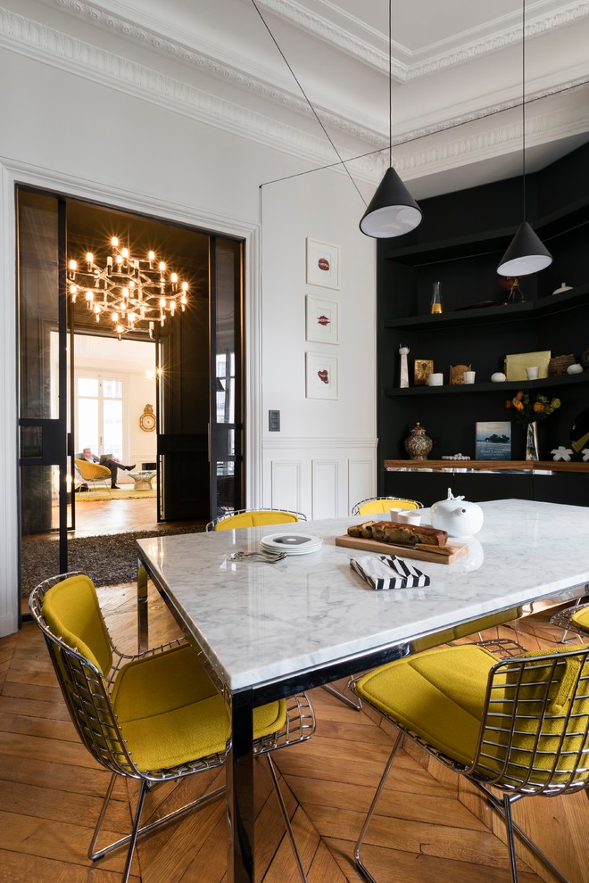 Mittelgroßes, Offenes Modernes Wohnzimmer ohne Kamin mit grüner Wandfarbe, hellem Holzboden, freistehendem TV und beigem Boden in Paris