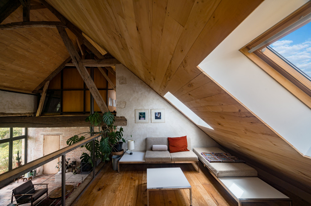 Exemple d'une grande salle de séjour mansardée ou avec mezzanine nature avec un sol en bois brun, aucun téléviseur, un plafond en bois, un plafond voûté, un mur blanc et un sol marron.