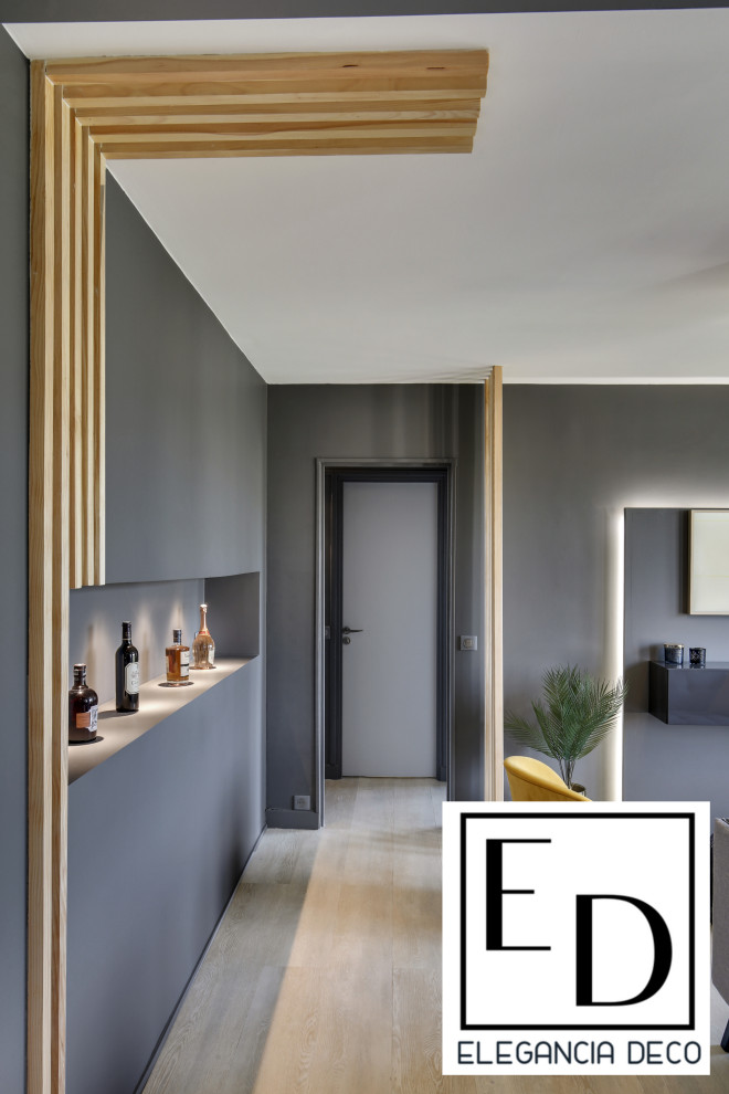 Foto di un soggiorno minimal di medie dimensioni con pareti grigie, pavimento in vinile, TV a parete e pavimento beige
