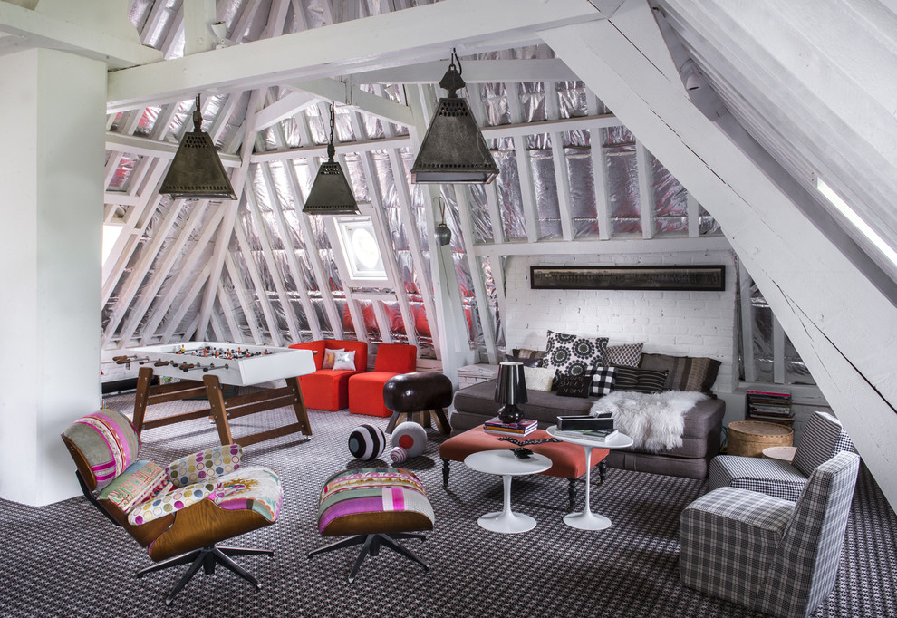Mittelgroßer Stilmix Hobbyraum mit Gaskamin, Kaminumrandung aus Backstein, weißer Wandfarbe und Teppichboden in Paris
