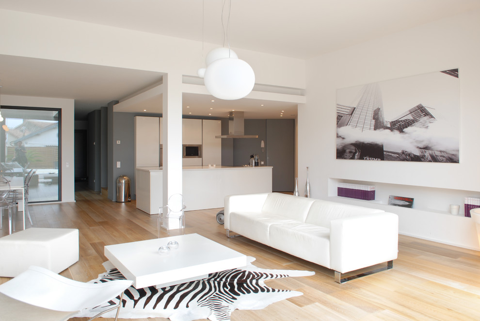 Offenes, Großes Modernes Wohnzimmer mit weißer Wandfarbe und braunem Holzboden in Bordeaux