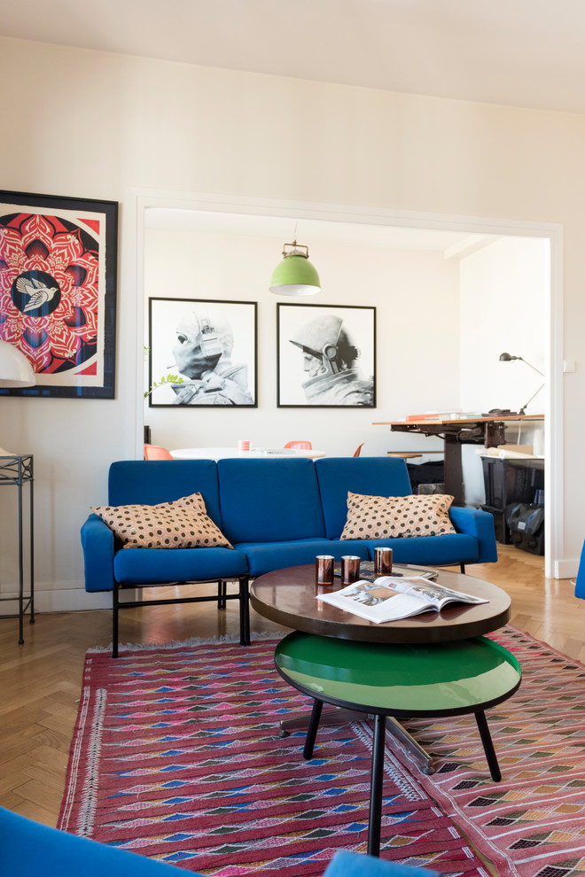Idee per un soggiorno contemporaneo con pareti bianche, pavimento in legno massello medio e pavimento marrone