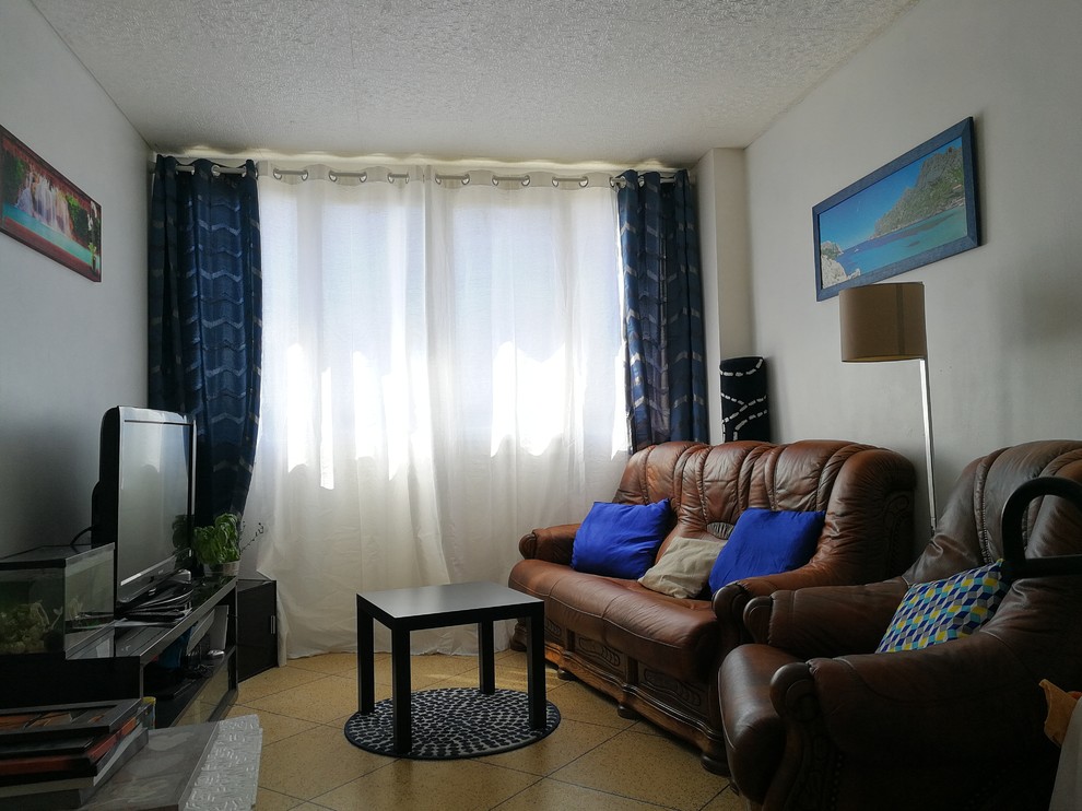 Foto de sala de estar cerrada clásica pequeña sin chimenea con paredes blancas, suelo de baldosas de terracota, televisor independiente y suelo beige