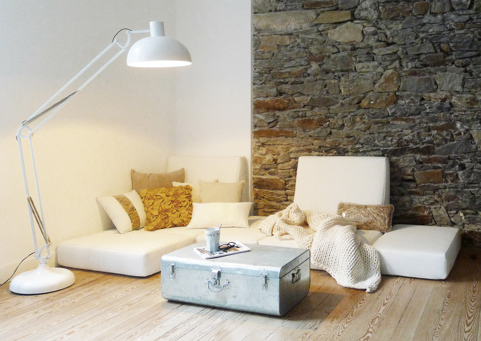 Immagine di un soggiorno design di medie dimensioni e aperto con pareti bianche, pavimento in legno massello medio e nessuna TV