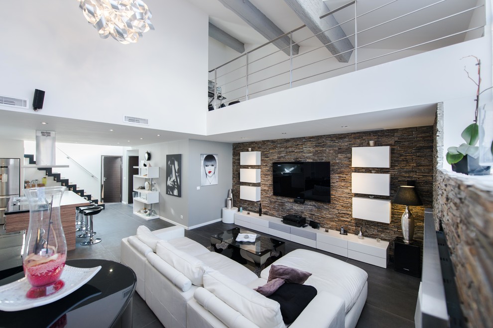 Modelo de sala de estar abierta contemporánea grande con paredes blancas y televisor colgado en la pared