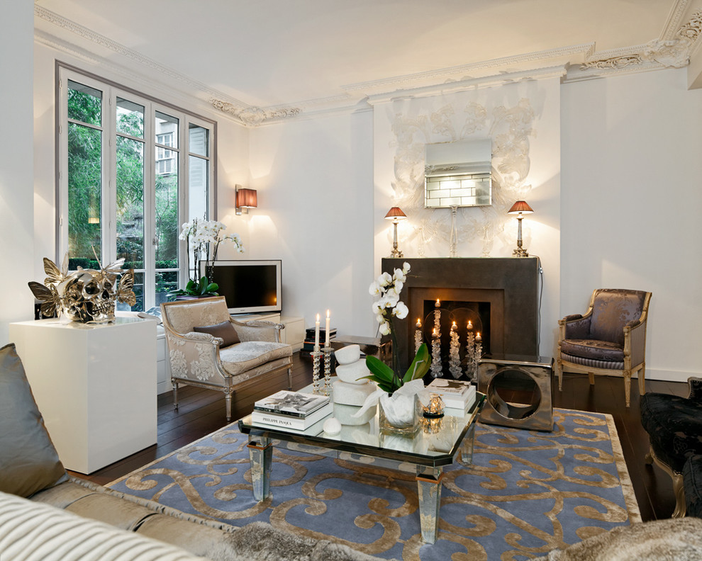 Immagine di un soggiorno design con pareti bianche e camino classico