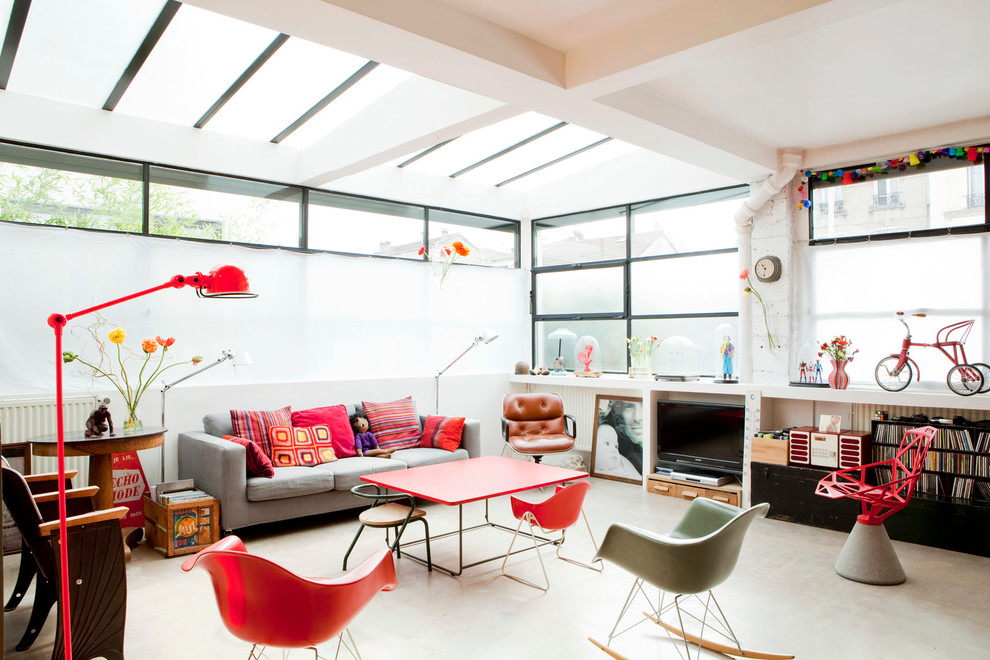 Mittelgroßes, Abgetrenntes Modernes Wohnzimmer mit Multimediawand in Paris