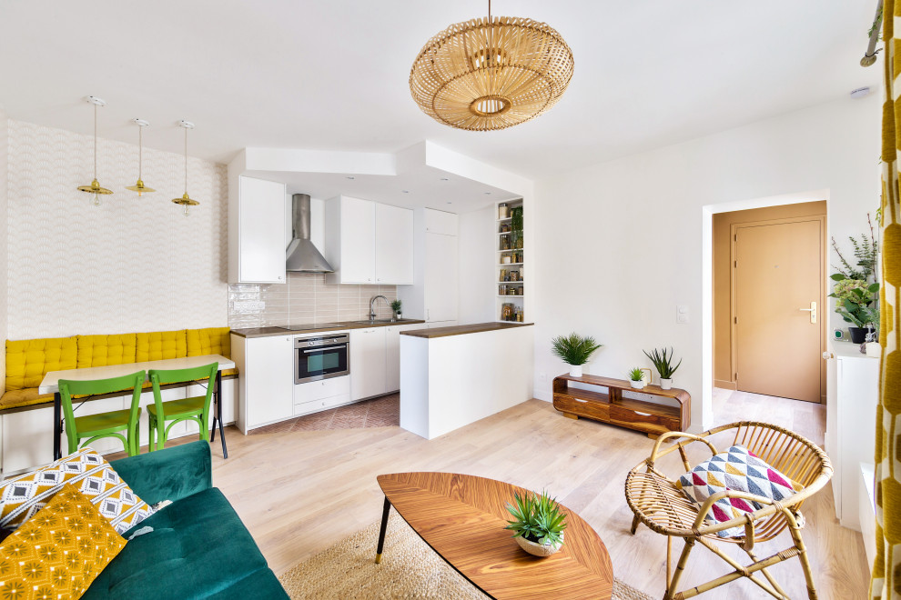 Mittelgroßes, Offenes Skandinavisches Wohnzimmer ohne Kamin mit Hausbar, weißer Wandfarbe, hellem Holzboden und freistehendem TV in Paris
