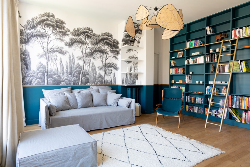 Immagine di un grande soggiorno contemporaneo con pareti blu, parquet chiaro e TV a parete