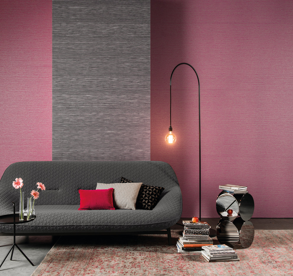 Ejemplo de sala de estar abierta retro de tamaño medio sin chimenea y televisor con paredes rosas y suelo de cemento