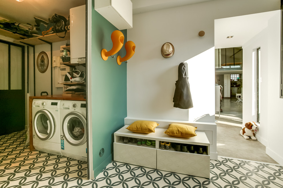 Mittelgroßes, Abgetrenntes Modernes Wohnzimmer mit blauer Wandfarbe und hellem Holzboden in Paris